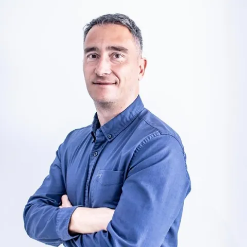 Antonio Sivera — Camisa azul · fondo blanco