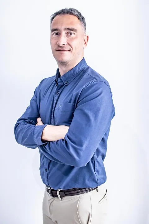 Antonio Sivera — Camisa azul · tres cuartos