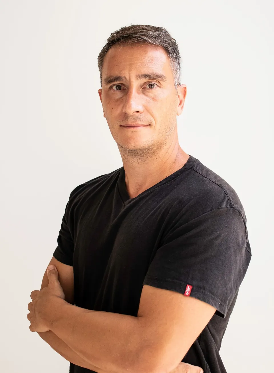 Antonio Sivera — Brazos cruzados · camiseta negra