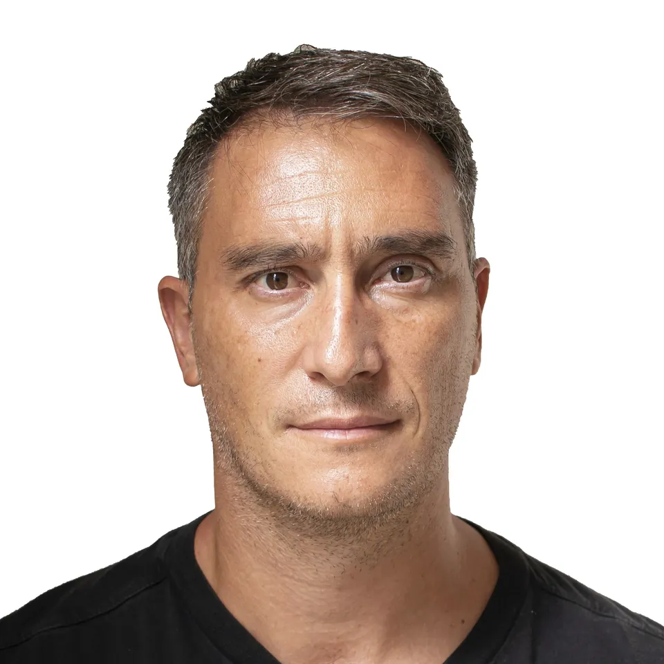 Antonio Sivera — Primer plano · camiseta negra