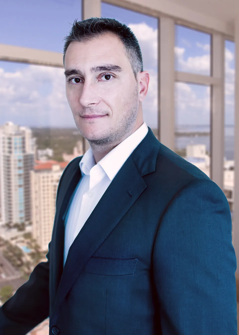 Antonio Sivera — Traje · ventanal